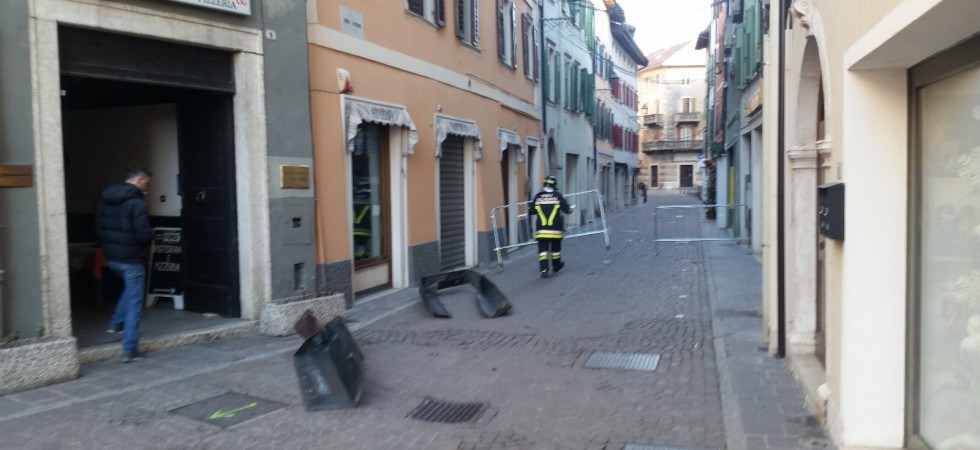 Paura a Borgo, le raffiche di vento staccano delle lamiere da un tetto